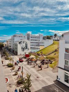 uma rua da cidade com um edifício com um leão em Lovely Penthouse downtown with 3 bedrooms em Akureyri