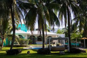 a resort with a swimming pool and palm trees at Cancun Family ideal Villa, private pool and garden in Cancún