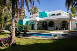 una casa con piscina y palmeras en Cancun Family ideal Villa, private pool and garden en Cancún
