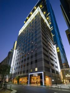 un edificio alto con luces encima en Super Hotel Premier Tokyo Station Yaesu-Chuoguchi, en Tokio