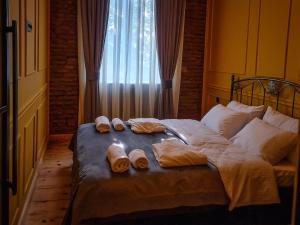 Кровать или кровати в номере Top Floor Apartment+Balcony in sololaki / Room 25