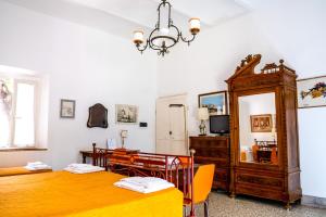a bedroom with two beds and a mirror at MONOLOCALE CASENUOVE con GIARDINO in Castiglioncello
