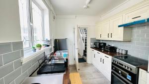 Kuchyň nebo kuchyňský kout v ubytování Charming 4 Bed House with work space & street parking