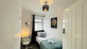 Postel nebo postele na pokoji v ubytování Charming 4 Bed House with work space & street parking