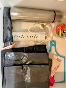 un frigorifero con una torcia elettrica e altri articoli di Vivanco 1555 Tigre Centro 1 a Tigre