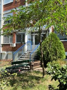 une maison avec une balustrade bleue sur la terrasse couverte à l'avant dans l'établissement Happy green home, à Fontana