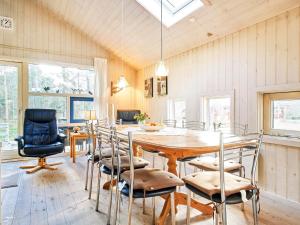 een eetkamer met een tafel en stoelen bij 8 person holiday home in Nex in Vester Sømarken