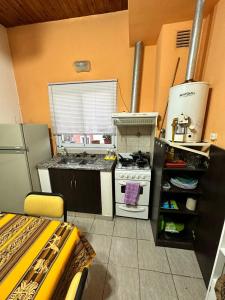 Il comprend une cuisine équipée d'une cuisinière et d'un évier. dans l'établissement Consorcio Cortijo I, à San Juan