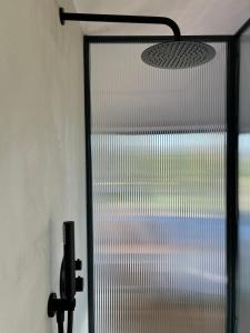 Puerta de cristal con ventana en una habitación en Casa Otea, en Ávila