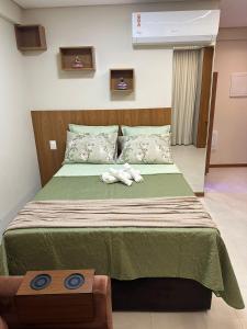 um quarto com uma cama com um edredom verde em Salvador barra em Salvador mais 23 fotografias