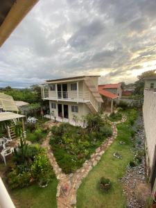 - une vue aérienne sur une maison avec une cour dans l'établissement Pousada Ostara, à Alto Paraíso de Goiás