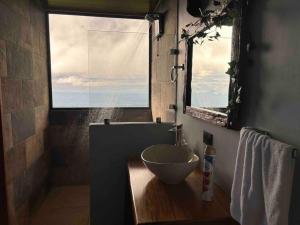 uma casa de banho com um lavatório e uma janela em San Vicente Views em San Isidro