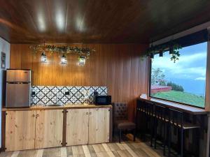 uma cozinha com um balcão e uma grande janela em San Vicente Views em San Isidro