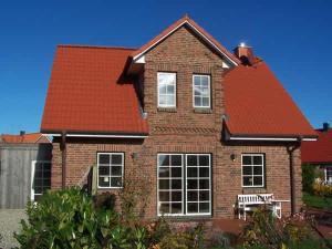 a brick house with a red roof at Strandrose in Brasilien