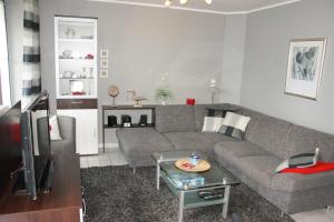- un salon avec un canapé et une télévision dans l'établissement Ostseewelle, à Schönberger Strand