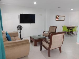 uma sala de estar com um sofá e uma televisão em Apartamento amoblado Neiva¡! capacidad 2 personas em Neiva