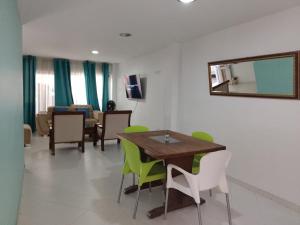 una sala da pranzo con tavolo, sedie e specchio di Apartamento amoblado Neiva¡! capacidad 2 personas a Neiva
