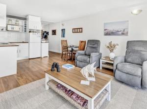 un salon avec un canapé et une table basse dans l'établissement Beachfront Studio, à Gold Coast