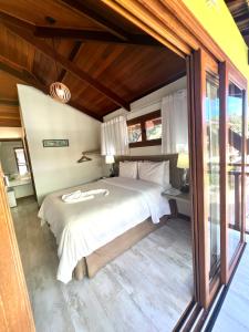 ein Schlafzimmer mit einem großen Bett in einem Zimmer in der Unterkunft The Madalena Pousada in Imbassai