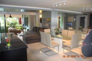 cocina y sala de estar con mesa y sillas en Kalim Residence, en Patong Beach
