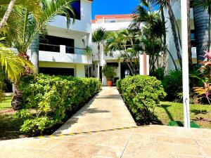 SINA SUITES CANCUN - Adults Only外面的花园