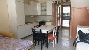 - une cuisine et une salle à manger avec une table et des chaises dans l'établissement Villetta in residence privato totale relax, à Campomarino