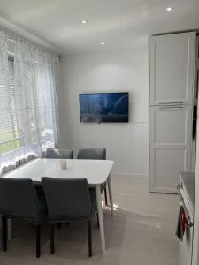 TV a/nebo společenská místnost v ubytování Rum i lyxig lägenhet nära Emporia
