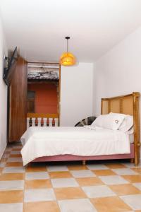 1 dormitorio con 1 cama grande en una habitación en Hostal Casa Torres Centro Historico - Adults Only, en Cartagena de Indias