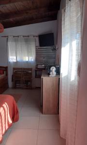 Habitación con cocina con cama y mesa. en Descanso al Paso Chuy en Chuy