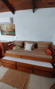 una cama de madera con almohadas en una habitación en Descanso al Paso Chuy, en Chuy