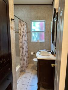 uma casa de banho com um lavatório, um WC e uma janela. em Surfside Shangri La em Daytona Beach