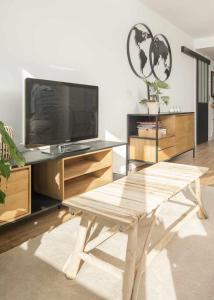 een woonkamer met een tv en een houten salontafel bij Elurra II Confort in Formigal