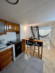 A kitchen or kitchenette at Maja Hospedaje Apartamento con aire frente al Mar