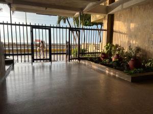 una habitación con una puerta con plantas y una persona en el fondo en Maja Hospedaje Apartamento con aire frente al Mar en Cartagena de Indias