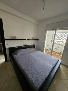 1 cama en un dormitorio con vistas a un patio en appartement in al hoceima, en Alhucemas