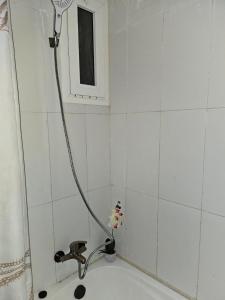 El baño incluye bañera con cabezal de ducha. en appartement in al hoceima, en Alhucemas