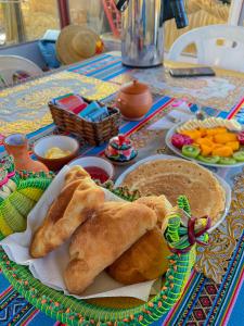 stół z talerzem jedzenia na stole w obiekcie Lake View Lodge w mieście Puno