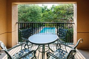 patio con mesa y sillas en el balcón en Courtyard by Marriott Dallas Plano in Legacy Park en Plano
