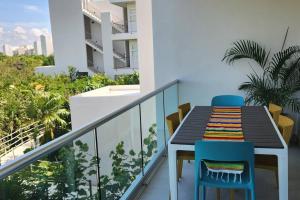 Balkón nebo terasa v ubytování 3 bedroom luxury condo next to beach & pools, ac and internet