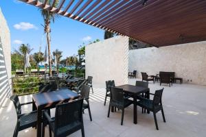 Balkón nebo terasa v ubytování 3 bedroom luxury condo next to beach & pools, ac and internet