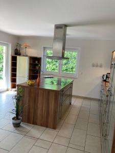 una cocina con una isla en el medio de una habitación en Villa Sienna, en Zingst