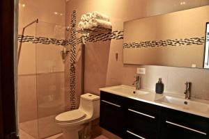 W łazience znajduje się toaleta, umywalka i prysznic. w obiekcie Casa Carmen Culebra- Suez w mieście Culebra