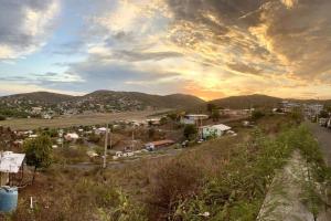 クレブラにあるRota- Casa Carmen Culebraの夕日を眺める小さな町
