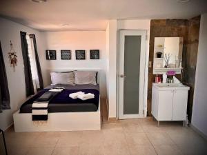 Un dormitorio con una cama con zapatos blancos. en Rota- Casa Carmen Culebra, en Culebra