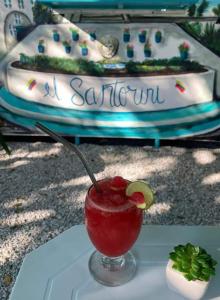 a drink in a glass sitting on a table at Santorini colombiano en Doradal in Puerto Triunfo