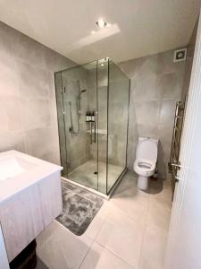 uma casa de banho com um chuveiro, um WC e um lavatório. em Garden Of Eden em Queenstown