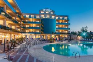 Hotel Valverde & Residenza في تشيزيناتيكو: فندق فيه مسبح امام مبنى