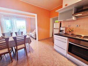 Kuchyň nebo kuchyňský kout v ubytování Apartments in Supetarska Draga with sea view, terrace, air conditioning, WiFi 4551-1 and 4551-2