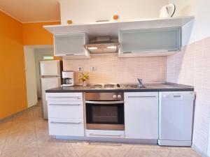 Kuchyň nebo kuchyňský kout v ubytování Apartments in Supetarska Draga with sea view, terrace, air conditioning, WiFi 4551-1 and 4551-2