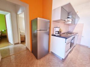 Kuchyň nebo kuchyňský kout v ubytování Apartments in Supetarska Draga with sea view, terrace, air conditioning, WiFi 4551-1 and 4551-2